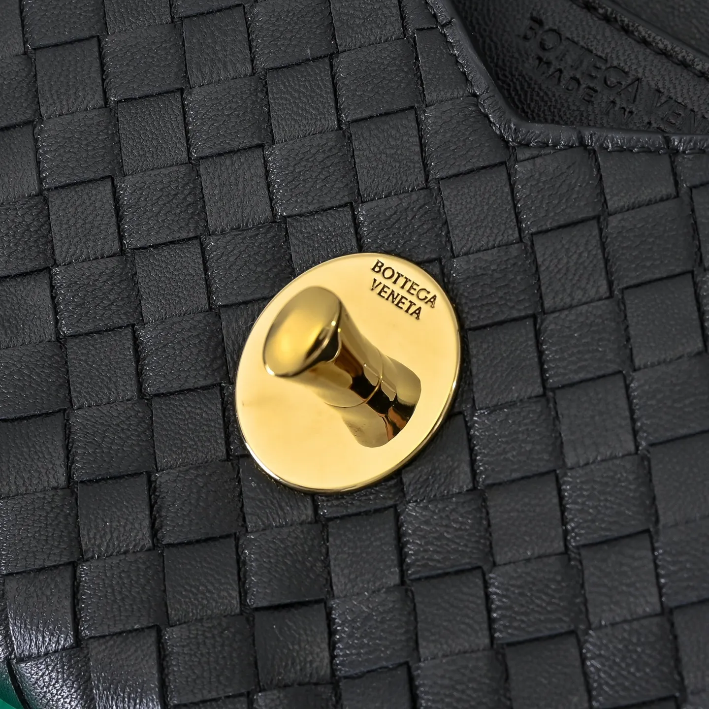 Batch 1660 #Bv new Knot Lock crossbody bag 🎈2025 early spring kont lock new series is hot on the market 🔥The brand's classic weaving process, with kont's metal rotating buttons, are exquisite and eye-catching, which is a luxurious embellishment of details. The upper body is elegant and elegant, with internal double compartments + card slots + back compartment. Super versatile, multiple carrying methods, detachable shoulder strap, portable/shoulder/cross-body, retro and fashionable, easy to carry with exquisite old-line style🫴 Model: 7191 Size: 25x16x5.5